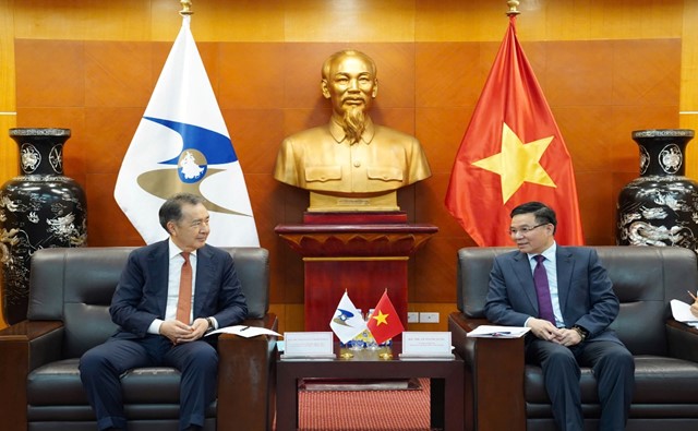 Quyền Bộ trưởng Bộ Công Thương Lê Mạnh Hùng làm việc với Chủ tịch Hội đồng Ủy ban Kinh tế Á-Âu