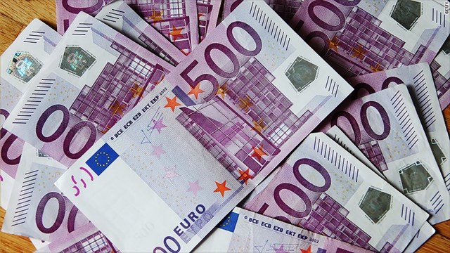 ECB tiếp tục duy trì lãi suất cơ bản ở mức thấp kỷ lục