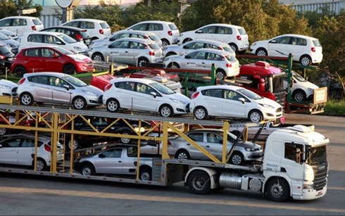 Hàng ngàn ô tô xếp hàng dài ở cảng chờ… ngày giảm thuế