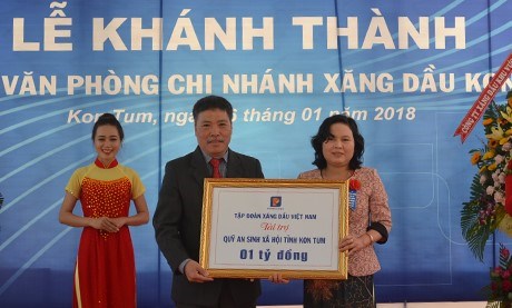 Petrolimex trao 1 tỷ đồng tặng Quỹ An sinh xã hội tỉnh Kon Tum