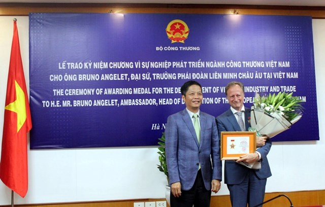 Bộ trưởng trao Kỷ niệm chương cho Đại sứ EU tại Việt Nam