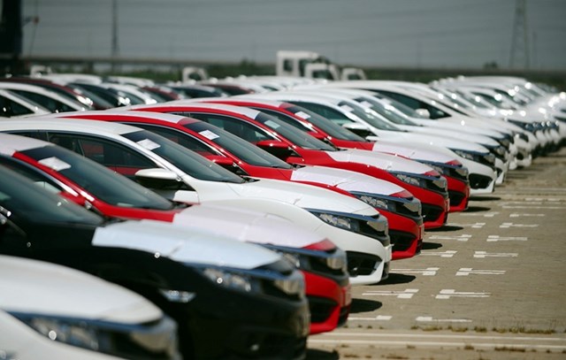 Ô tô nhập giá rẻ tràn về, xe nội tăng bán ra: Cuối năm giá giảm tiếp