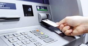 Từ 1/8, các tổ chức tín dụng phải giảm phí giao dịch trên ATM, POS, chuyển khoản liên ngân hàng