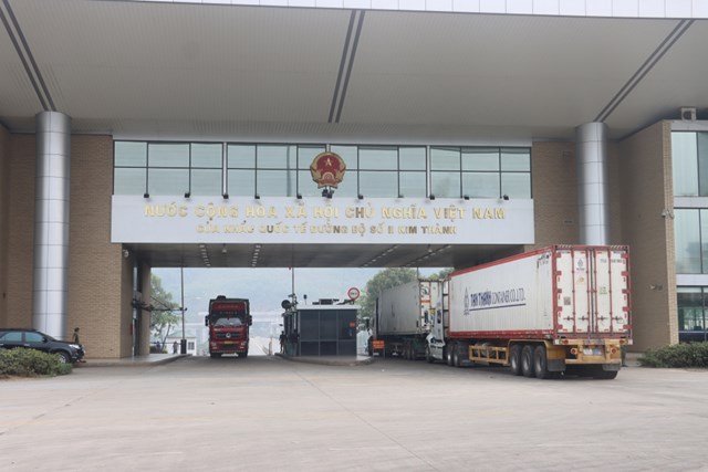 Trung Quốc tạm ngừng nhập khẩu hàng hóa tại cửa khẩu Lào Cai