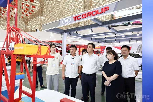 Bộ trưởng Nguyễn Hồng Diên kiểm tra công tác chuẩn bị tại các gian trưng bày của Bộ Công Thương