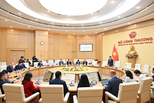 Bộ trưởng Nguyễn Hồng Diên trao các quyết định về công tác cán bộ