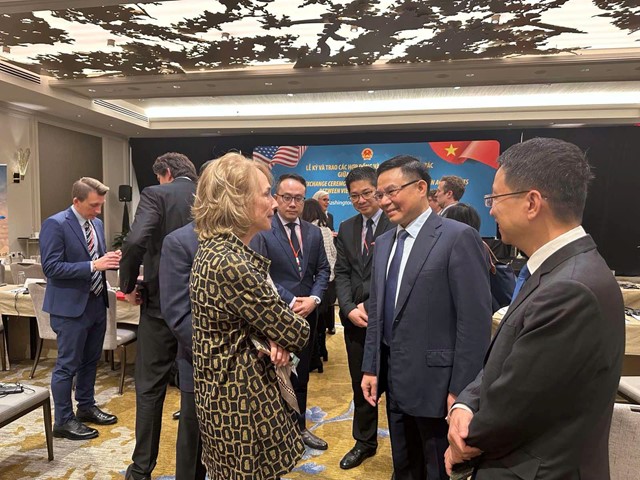 Quyền Bộ trưởng Lê Mạnh Hùng trao đổi với Giám đốc cơ quan Thương mại quốc tế Hoa Kỳ và Phó Chủ tịch AmCham tại VN