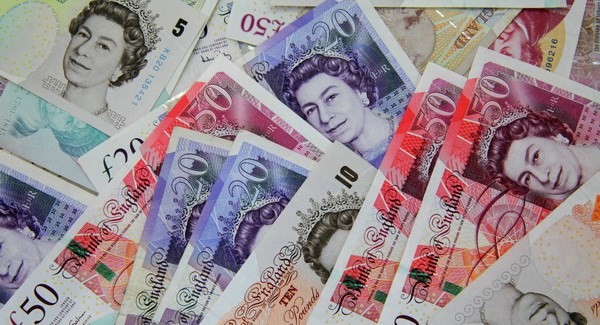 Anh cắt giảm lãi suất để đối phó suy thoái