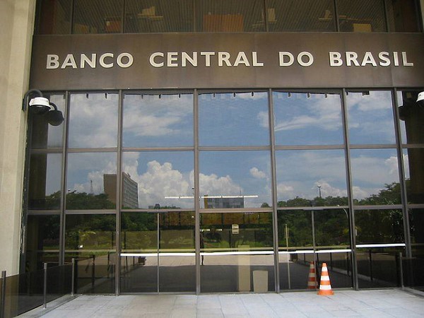 Ngân hàng Trung ương Brazil cắt giảm mạnh lãi suất ngân hàng
