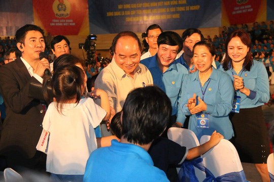Thủ tướng Chính phủ gặp gỡ, đối thoại với 2.000 công nhân và người lao động