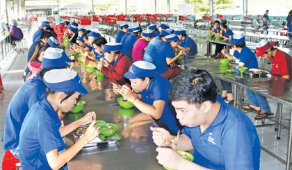 Công đoàn “vào cuộc” chăm lo bữa ăn cho người lao động