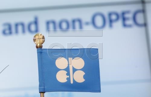 OPEC nhất trí kéo dài thỏa thuận cắt giảm sản lượng dầu