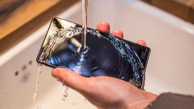 Chọn smartphone chống nước giá dưới 10 triệu đồng