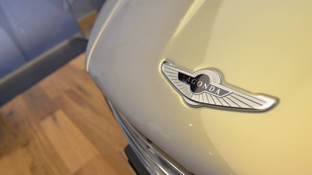 Chiếc Aston Martin Lagonda đầu tiên lăn bánh trên đường phố