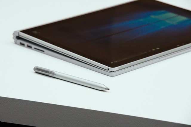 Bản lề của Surface Book hoạt động như thế nào?