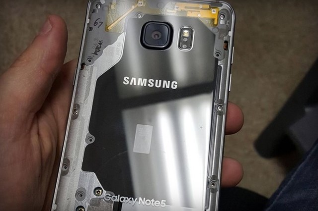 Galaxy Note 5 hoàn toàn khác biệt với nắp lưng trong suốt